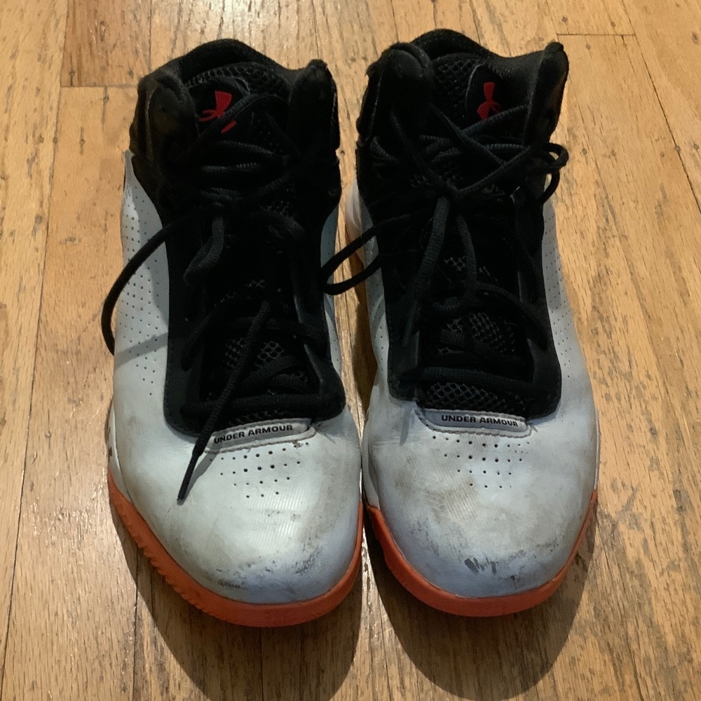 Preloved Under Armour basketball shoes - M8.5